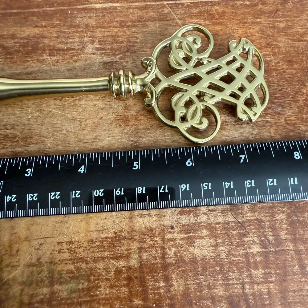 Decorative Virginia Metal Crafter Brass Key Paper Weight - Picture 7 of 9